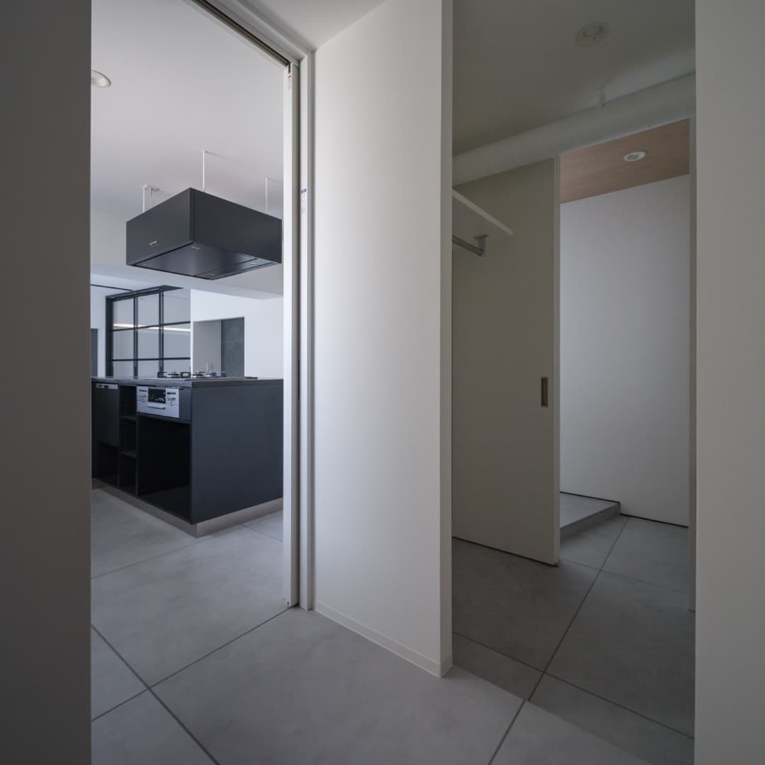 パントリー
シューズクローゼットと一体型になります。
引き戸もつけているので冷蔵庫や調理家電など中に置いて生活感をか隠すことができます。