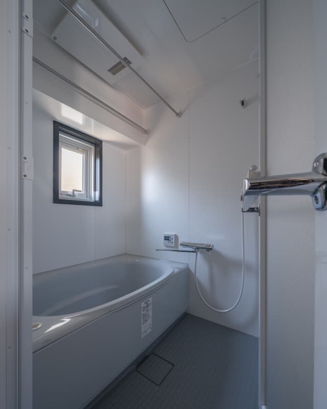 お風呂は掃除がしやすいようにシンプルにしています。便利な浴室乾燥機付き。