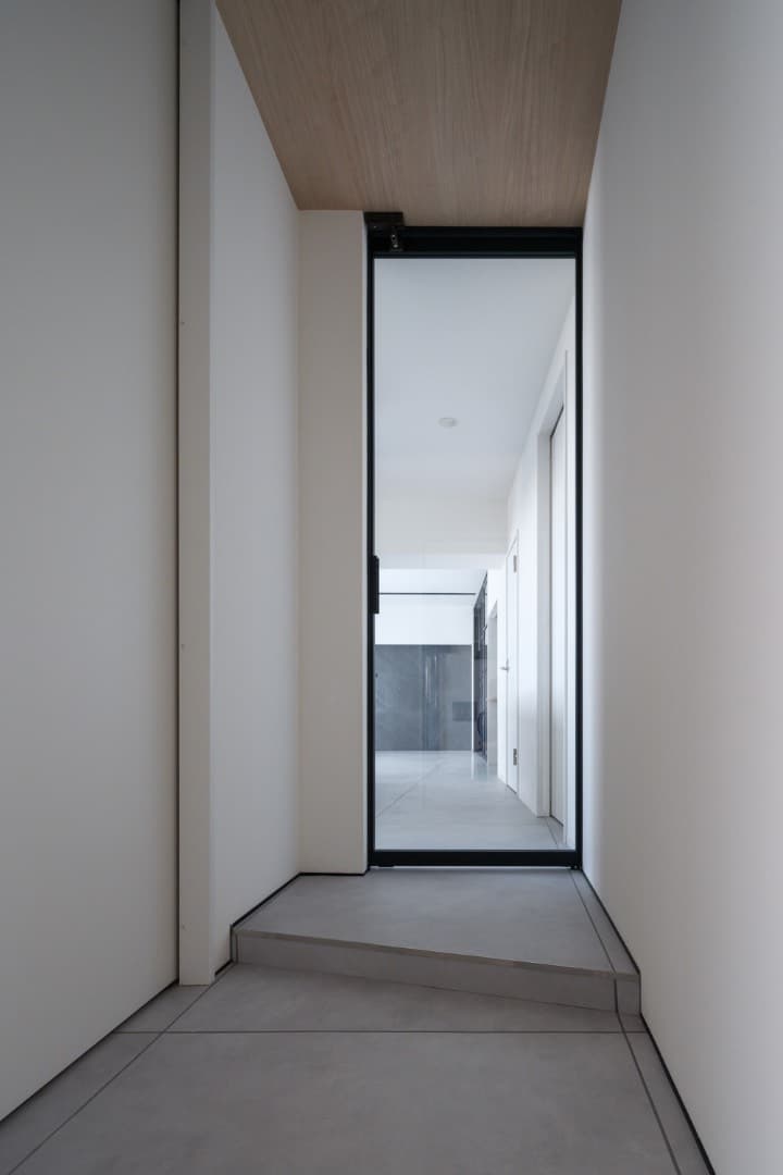 リビング入り口はガラス戸になります。
左の扉を開ければキッチンまで繋がるシューズインクローゼットとパントリー。