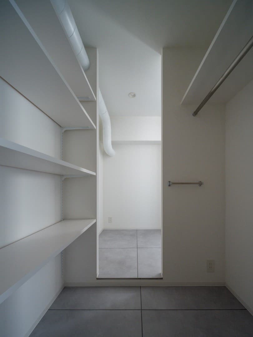 玄関からキッチンの回誘導線になっています。