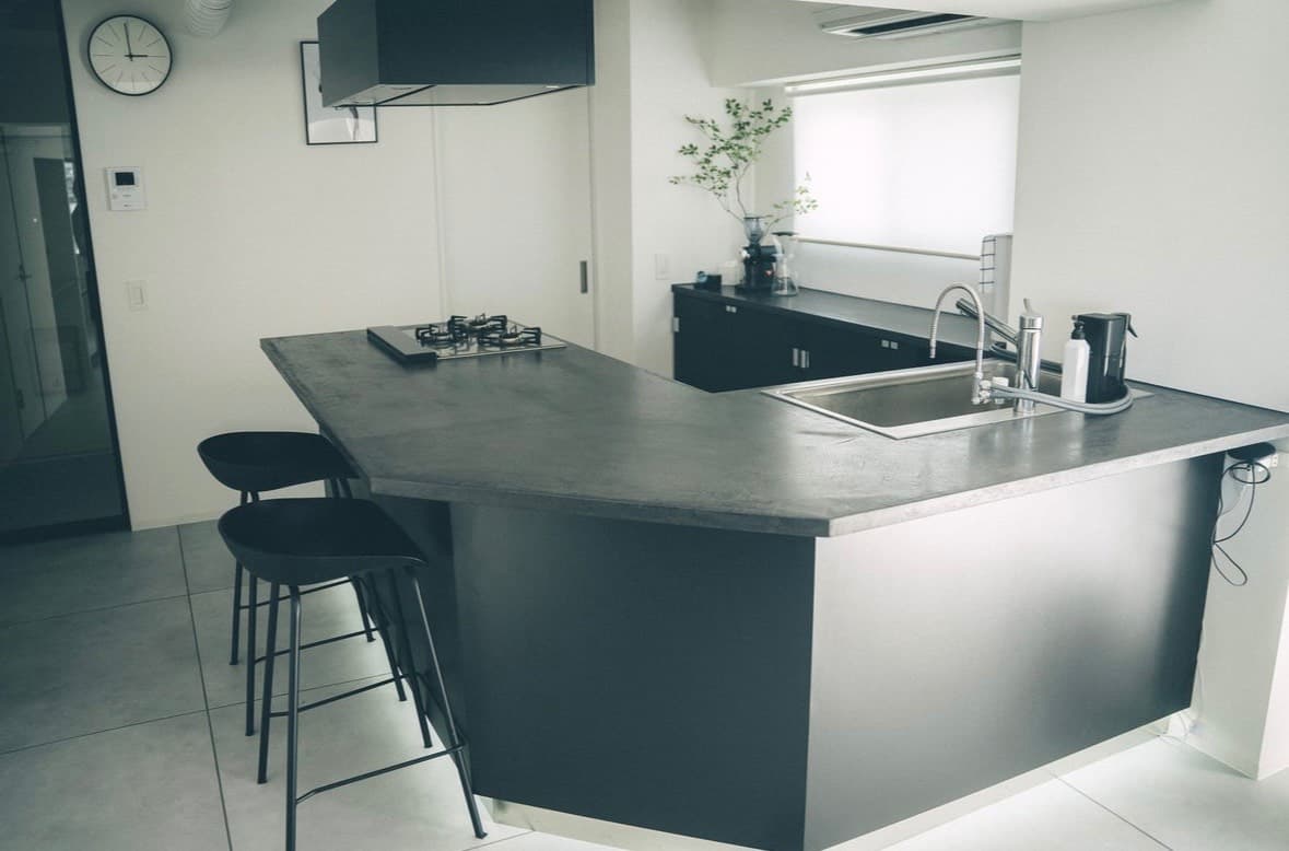 キッチンは田中工藝さんでオーダー
キッチンカウンターはゆったり6人掛けが可能。
トップは全面モールテックス仕上げとなります。