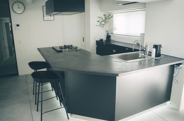 キッチンは田中工藝さんでオーダー
キッチンカウンターはゆったり6人掛けが可能。
トップは全面モールテックス仕上げとなります。