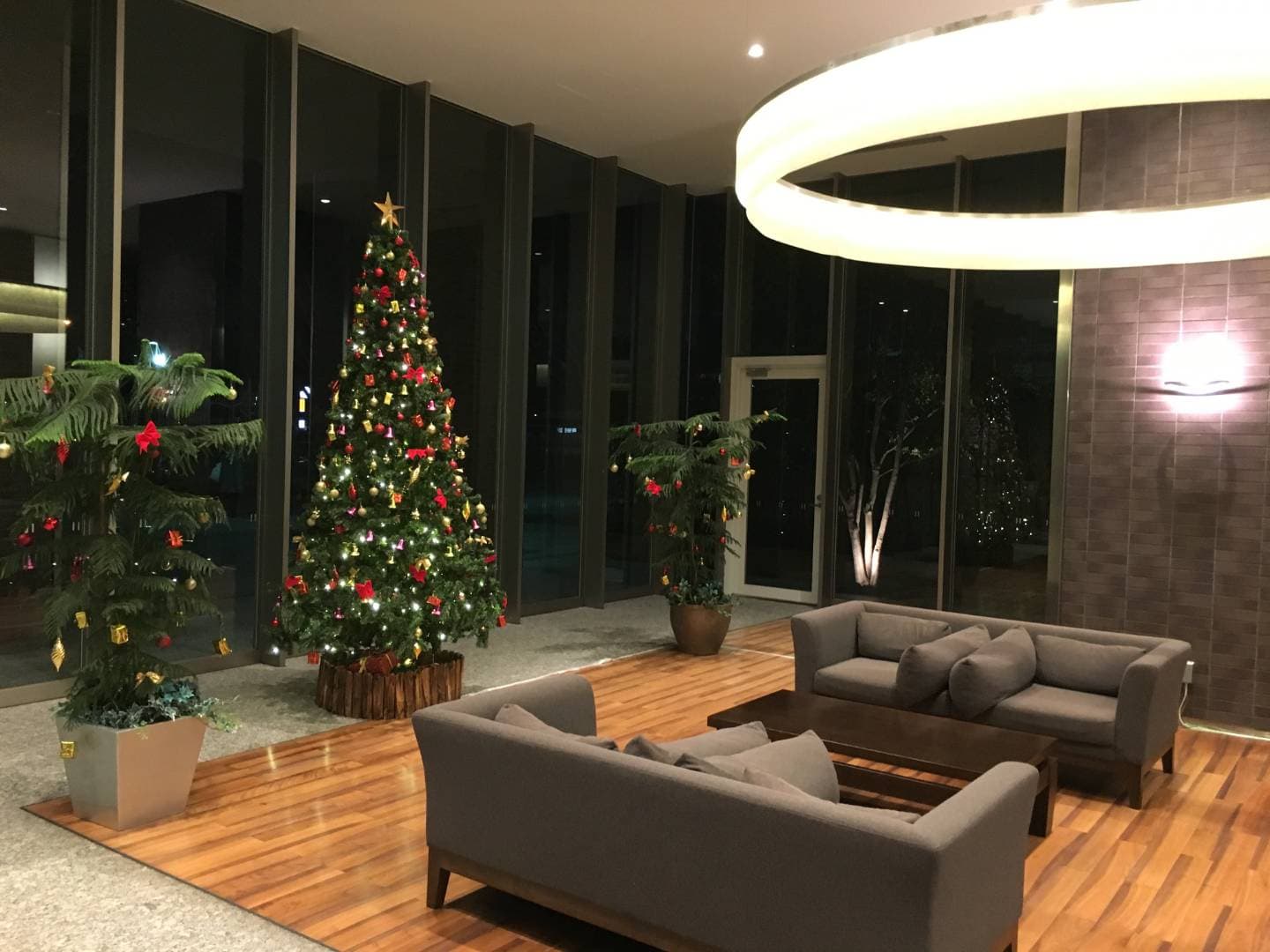 共有設備（エントランス）。冬はクリスマスツリーが飾られます。