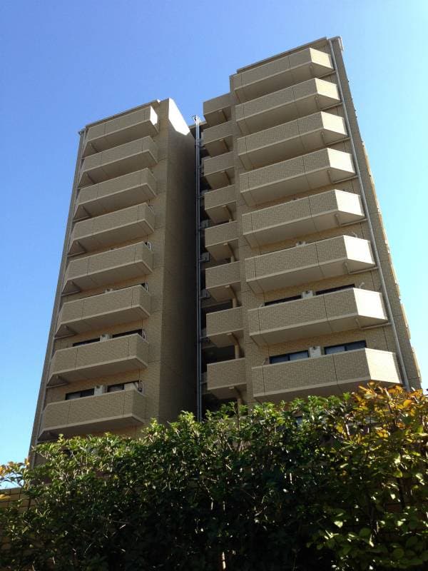 マンション入口玄関ホール側の建物外観