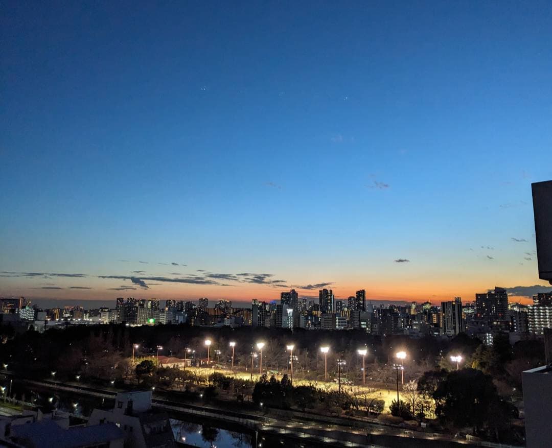 夜景の奥には小さくですが東京タワーも望めます