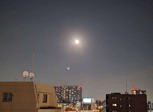 夜には東側の窓から首都高のテールランプの輝きが見えます