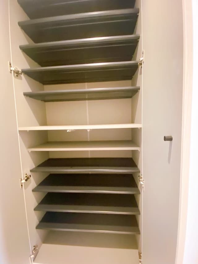 靴棚は広く、写真の2倍あるので１つはストックに使っています。