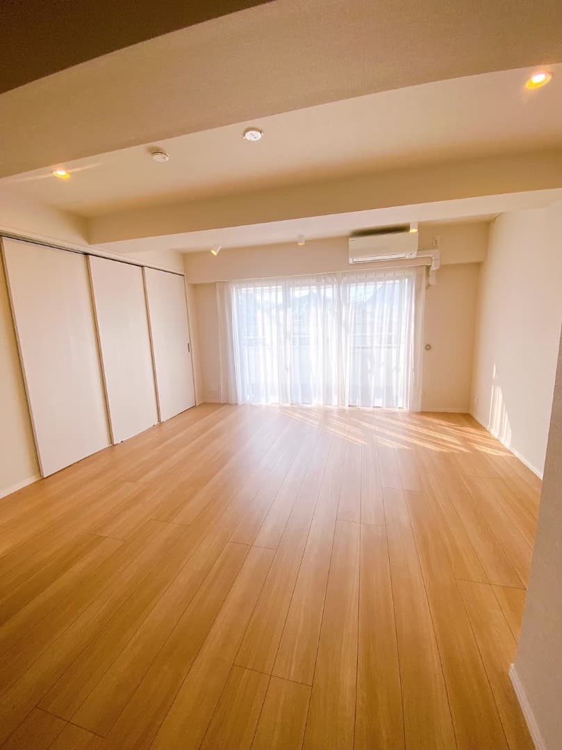 右側の壁はわさび色に塗っています。