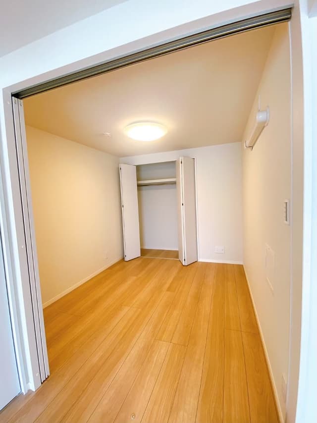 左側一面に本棚があります。