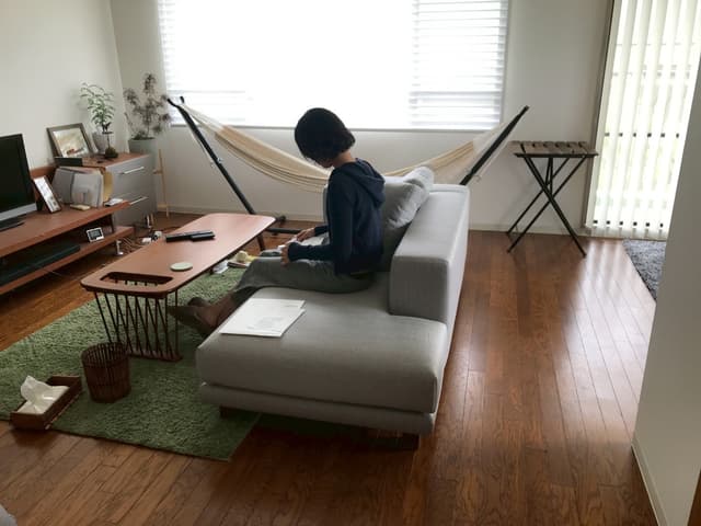 日当たり・風通しの良いリビング。夏も窓を開ければ冷房なしで過ごせる日もあります。冬は昼間暖房なしでも割と暖かいです。