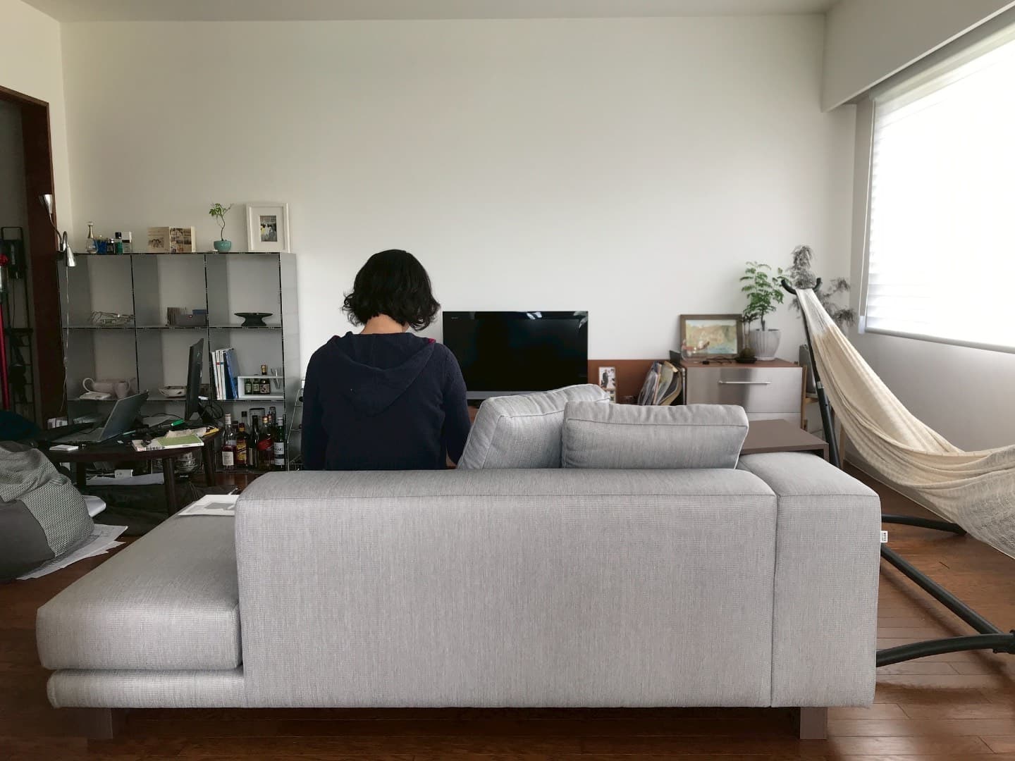 日当たり・風通しの良いリビング。夏も窓を開ければ冷房なしで過ごせる日もあります。冬は昼間暖房なしでも割と暖かいです。