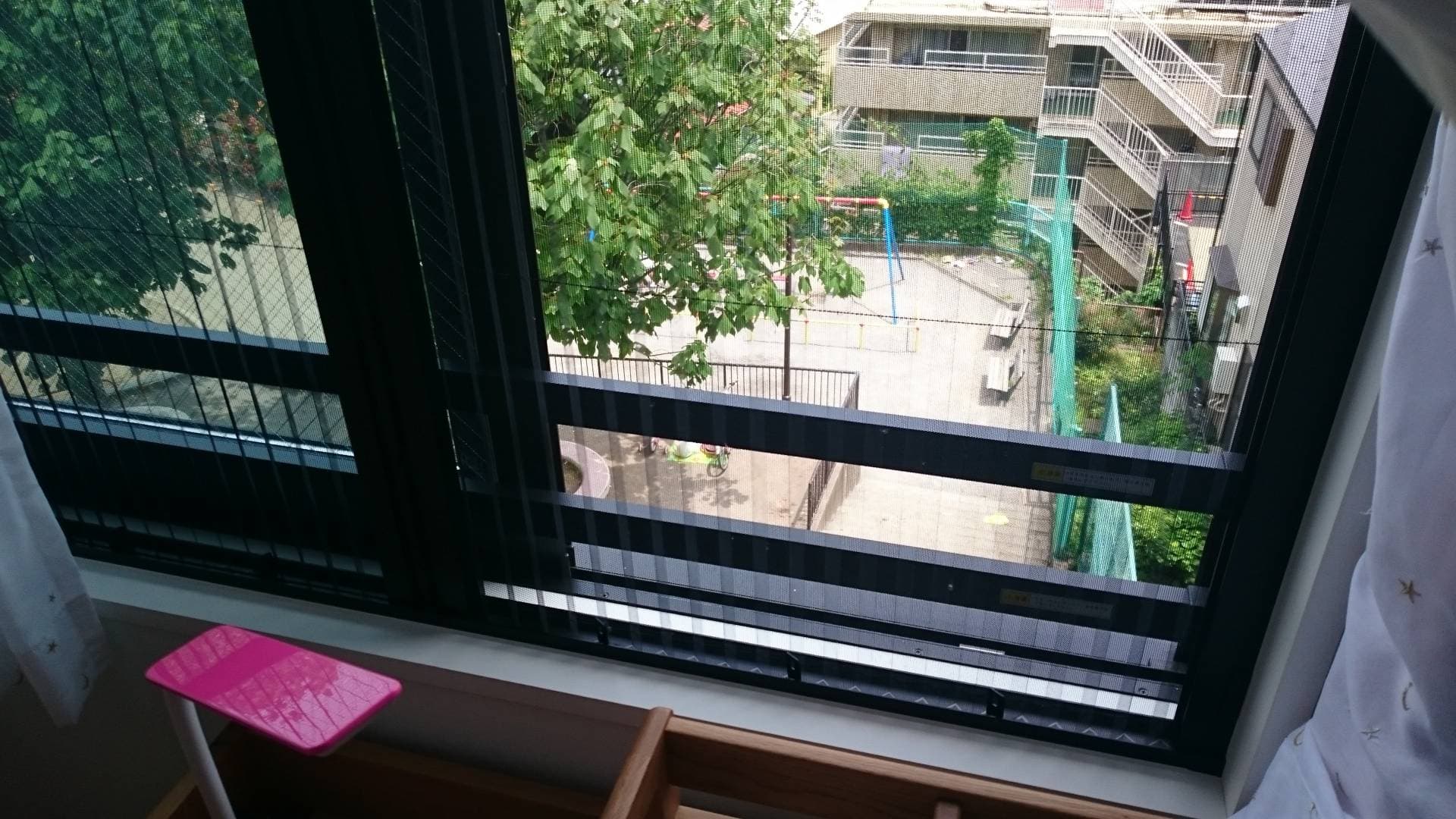 子供部屋。窓を開けるとすぐ隣の公園が見えるので、子供を遊ばせるときも安心です。