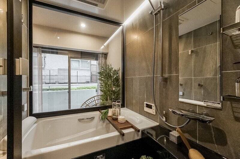 バスはリクシルのスパージュを採用。インナーバルコニーに続くガラス窓はバルコニー側にブラインド設置済み