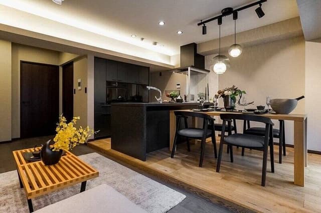 閑静な住宅街にそっと佇む、1992年竣工・総戸数31戸のマンション。2020年7月に一棟リノベーションが行われ、特に共用部は洗練された印象に生まれ変わっています。