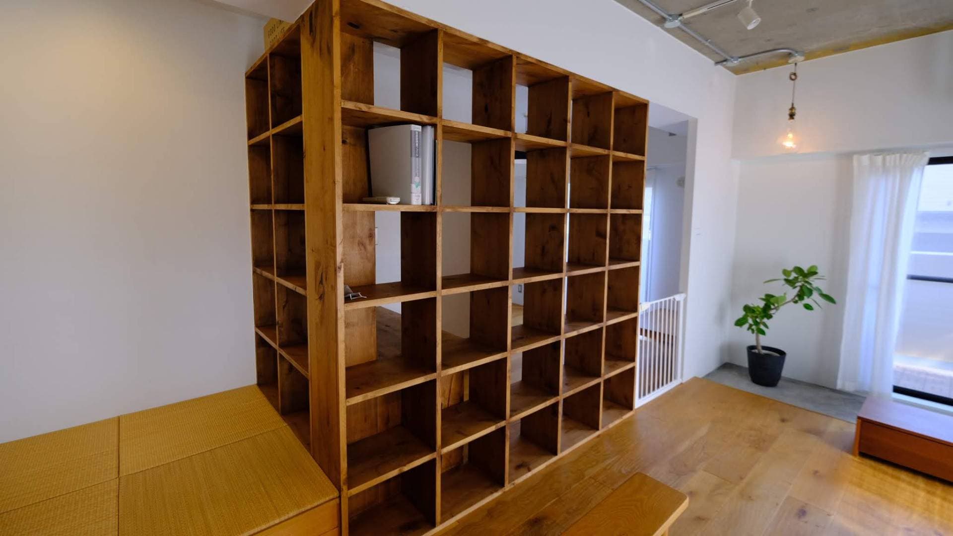 本棚です。ここにBOXを置いて物置場としても。