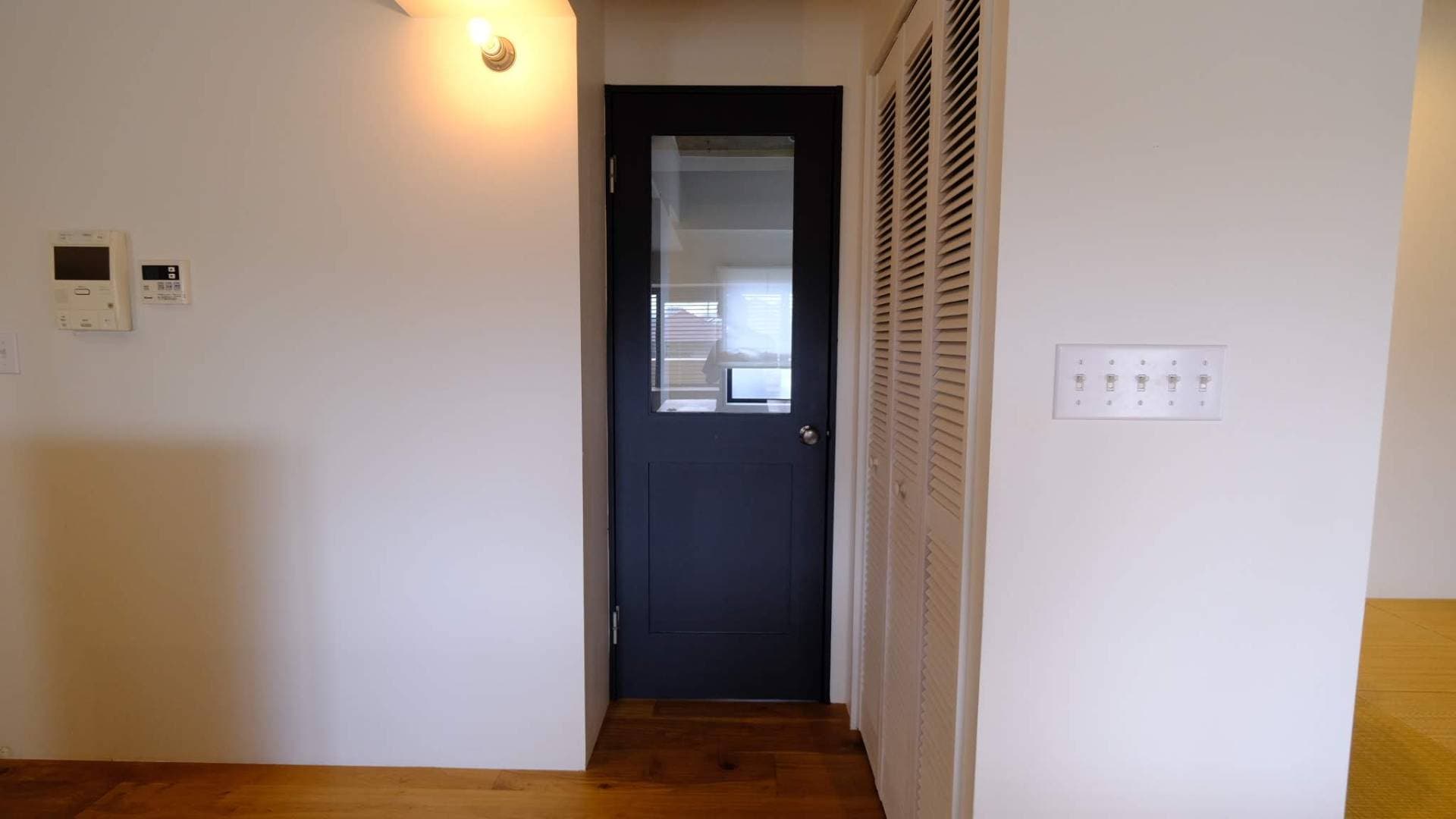 自分たちで色を塗ることもできるリビングのドアです。