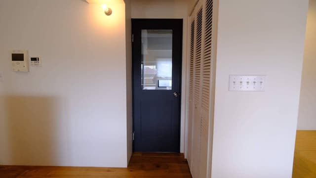 自分たちで色を塗ることもできるリビングのドアです。