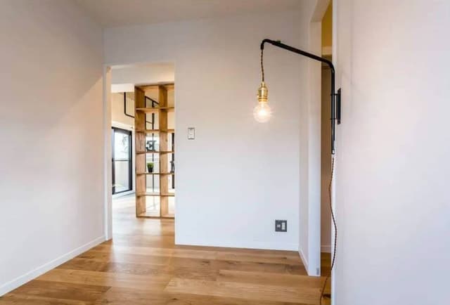 寝室かれリビングを見た写真です。現在はさらにリノベーションを重ね、ドアが付いています。