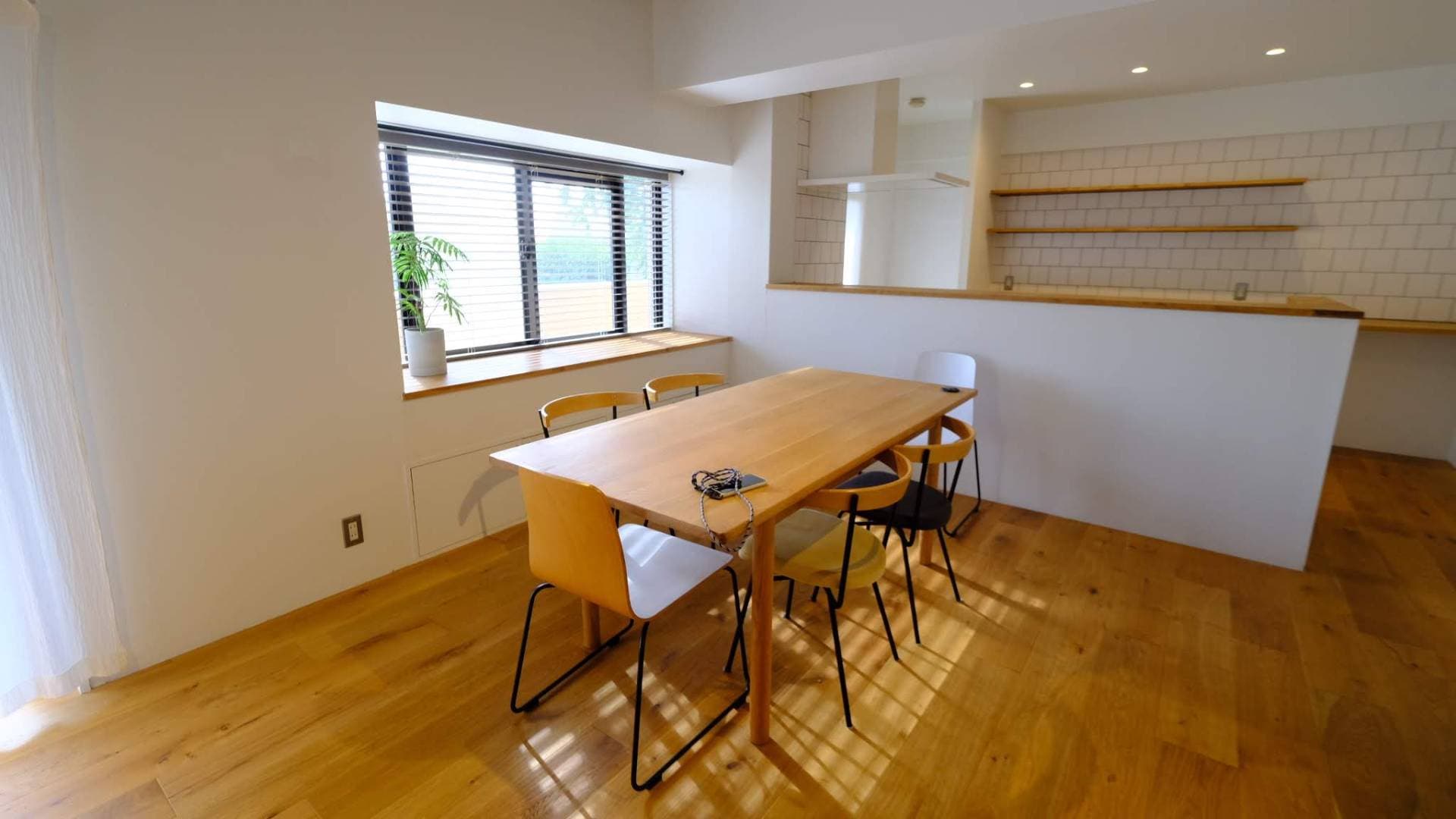 西側の窓にはウッドブラインド