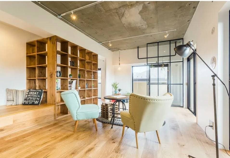 正面の窓は南側