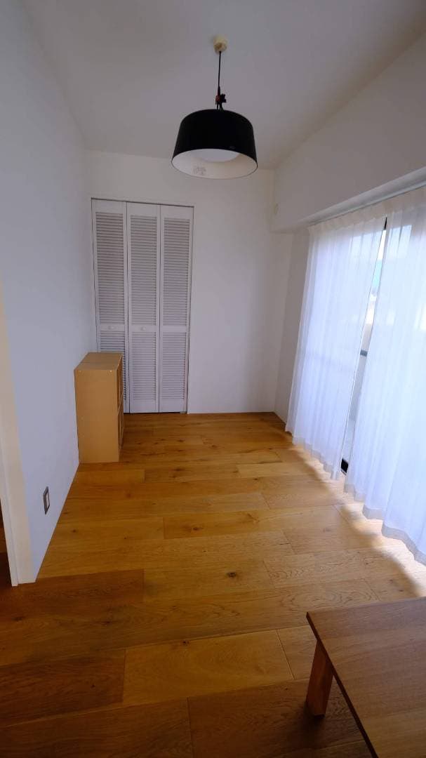 フリースペースです。右手の窓は南側。もちろん無垢材を使用。