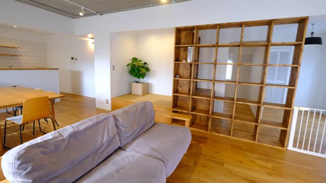 造作の本棚と小上がり