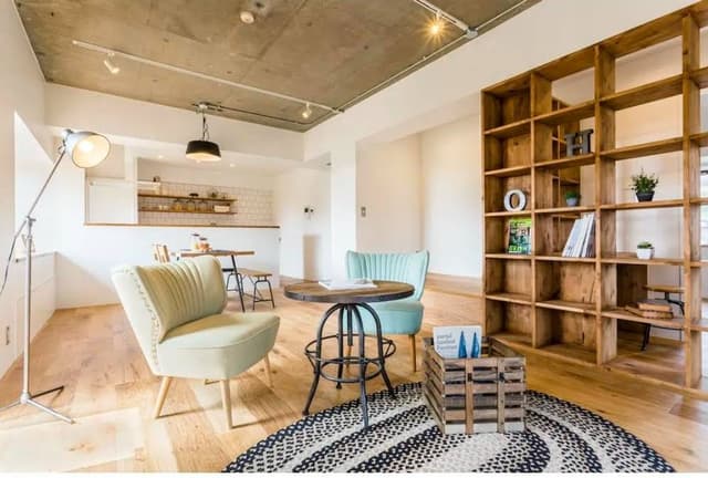 リビングは広々。とても明るいです。全面無垢材を使用しています。