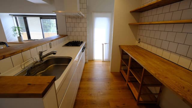 二人でもすれ違えるサイズ感のキッチンです。キッチンも無垢材を使用。