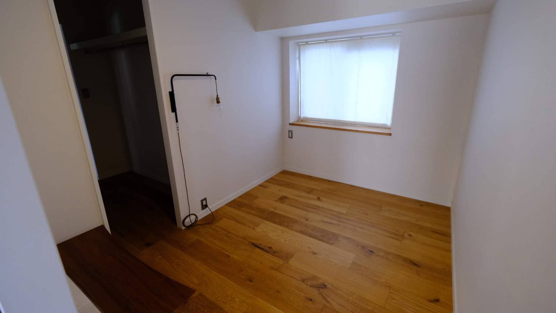 寝室の窓は東側なので朝日が入ります。