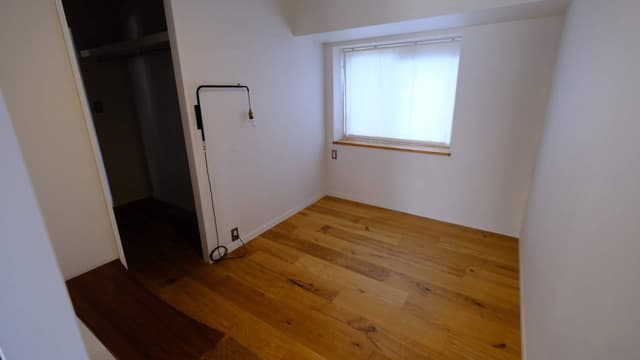 寝室の窓は東側なので朝日が入ります。