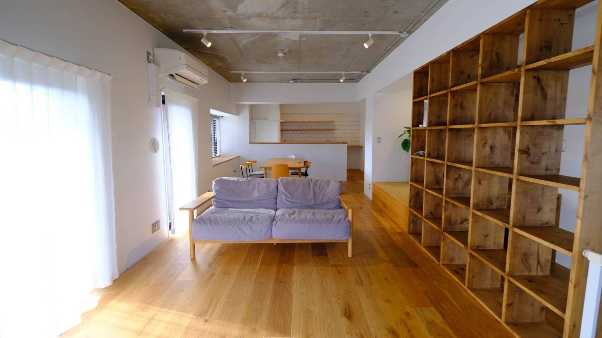 南側窓から見た部屋の景色です