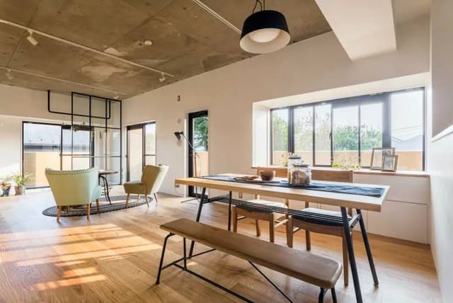 南側と西側に窓があり1日中明るいです