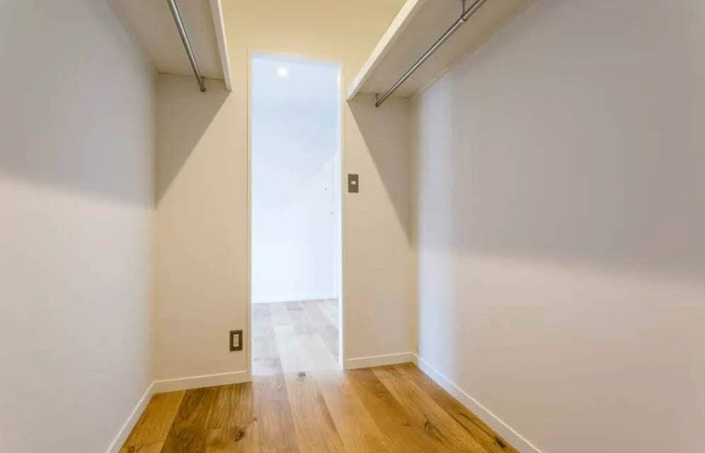 広々のWICです。こちらも無垢材を使用しています。