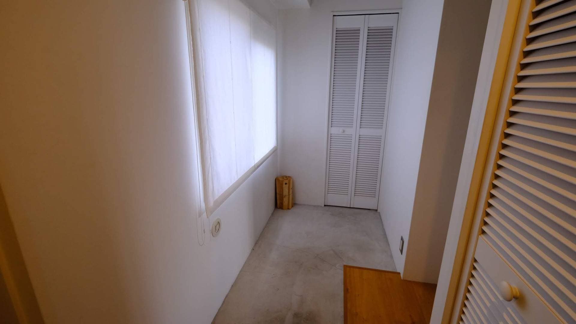 玄関です。モルタル打ちっぱなしでおしゃれです