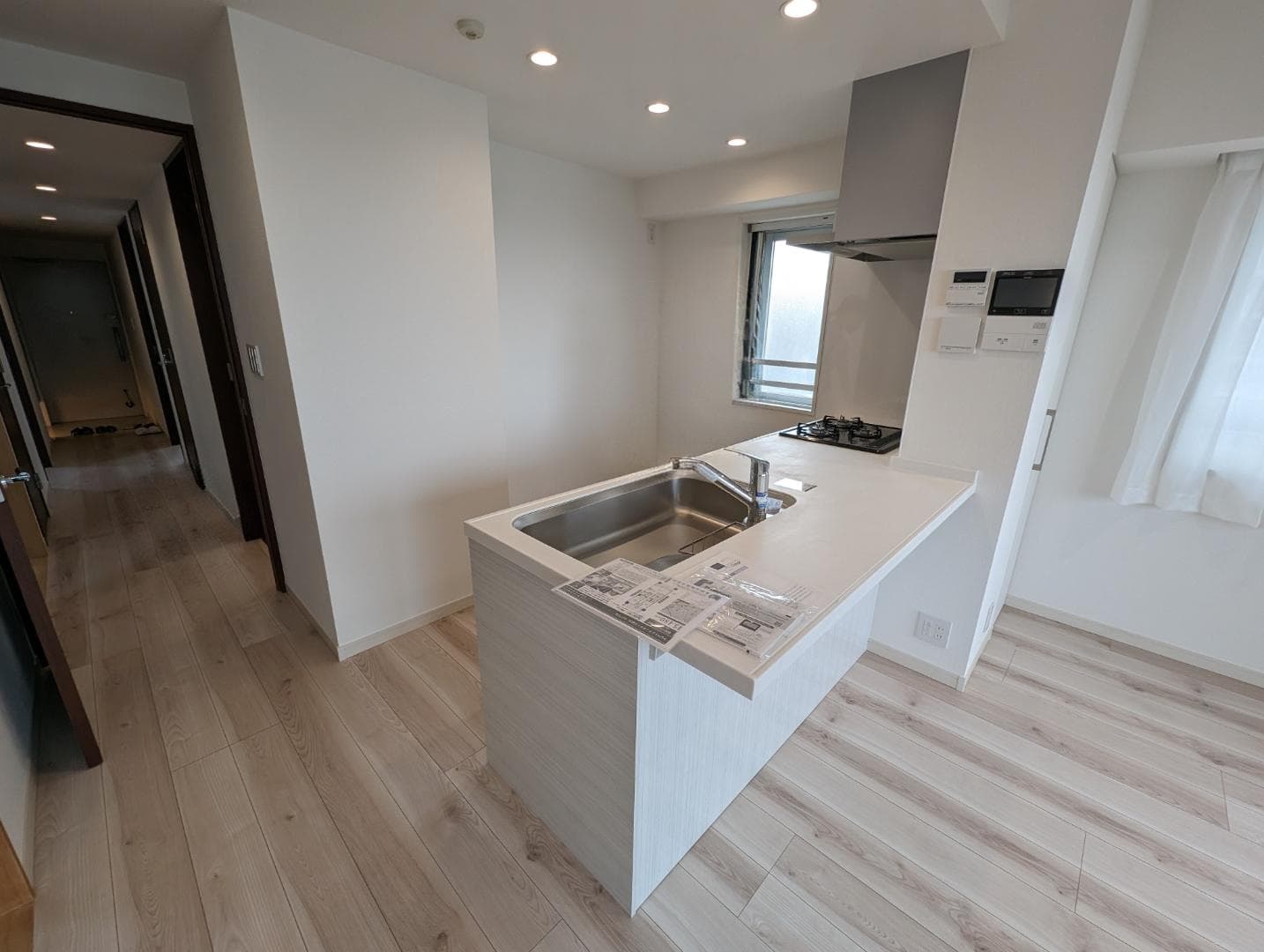 キッチンは広く、3口のガスコンロです。食洗機も完備しております。