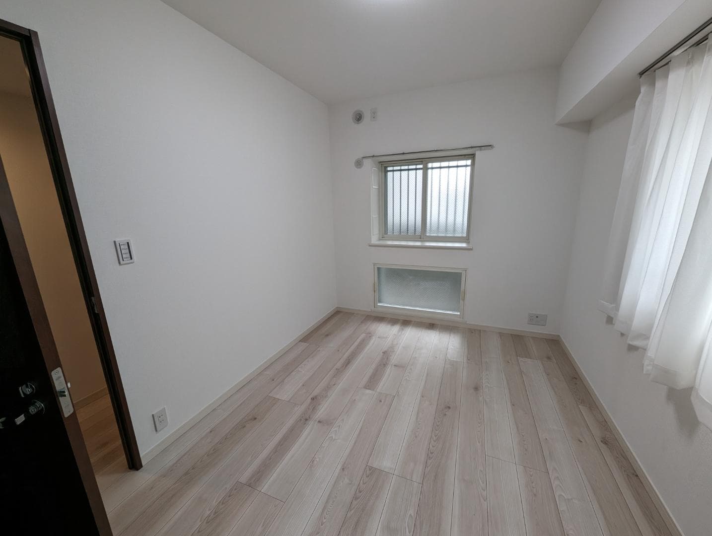 約6畳の洋室です。窓はすべて2重サッシなので、非常に静かです。