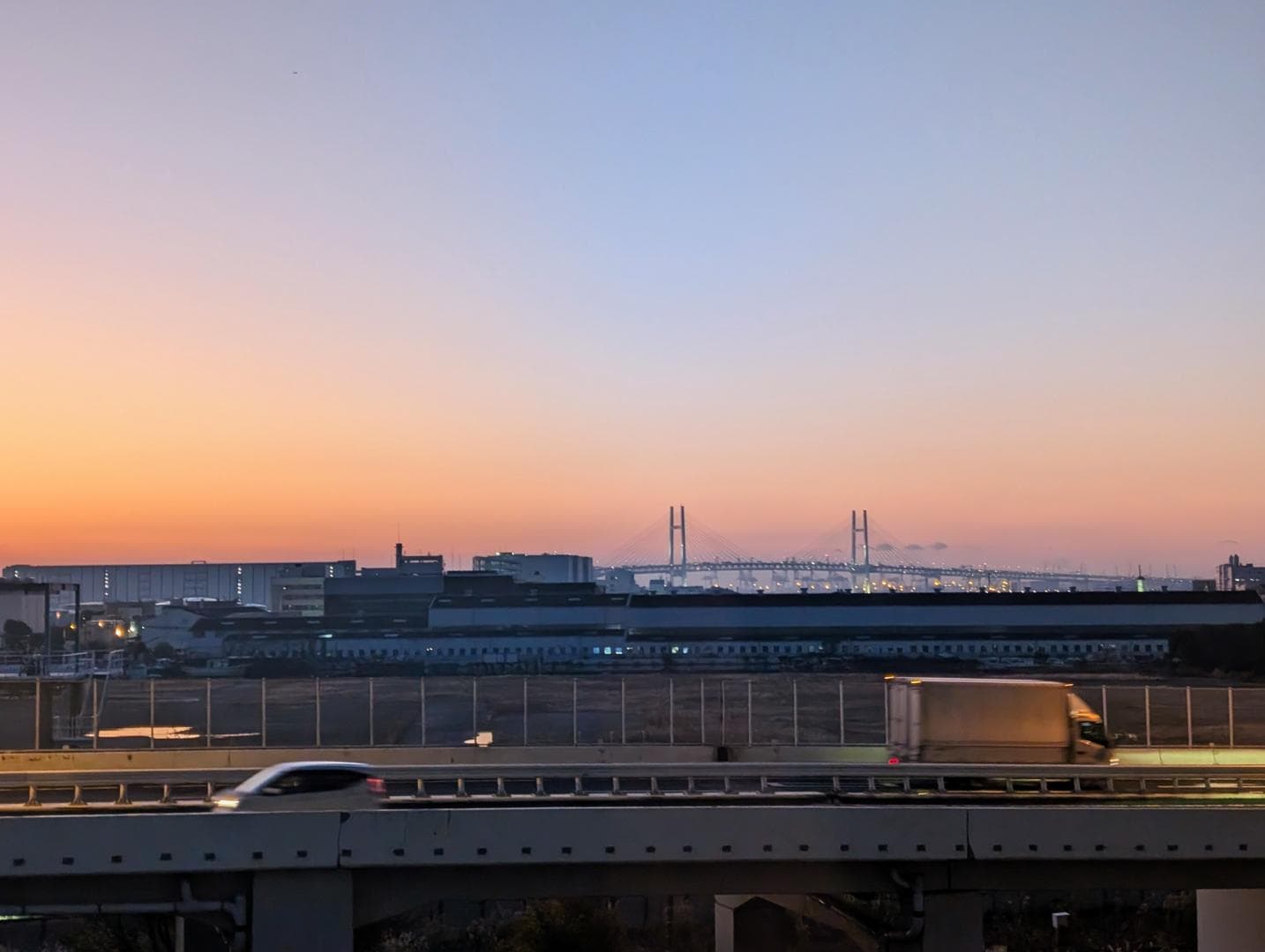 リビングからの景色です。
部屋からは横浜ベイブリッジが一望できます。夏には花火も見ることができます。