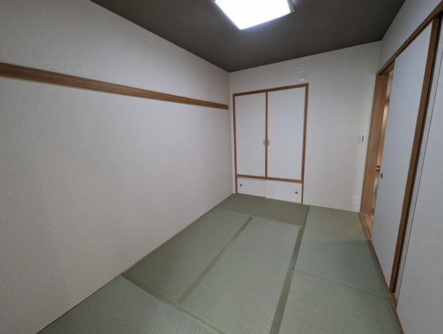 リビング横には和室があります。畳もすべて交換済みです。夏は涼しく過ごせます。