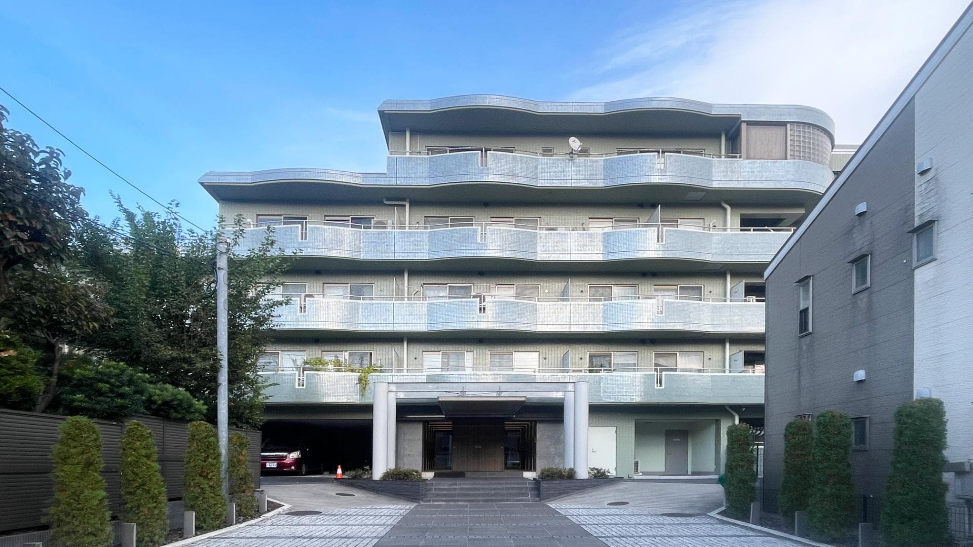 建物外観/築３２年ながら古さを感じさせない建物です。共用部はリノベーション済みで、宅配ボックス、ゴミ捨て場も完備