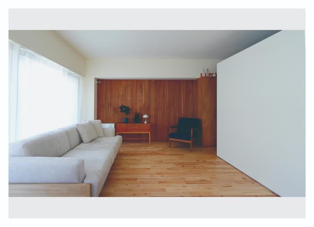 リビング/北東からの自然光で日中通して明るく快適な空間です。スクリーン上に設けた壁面にプロジェクターを投影し過ごしたりしています