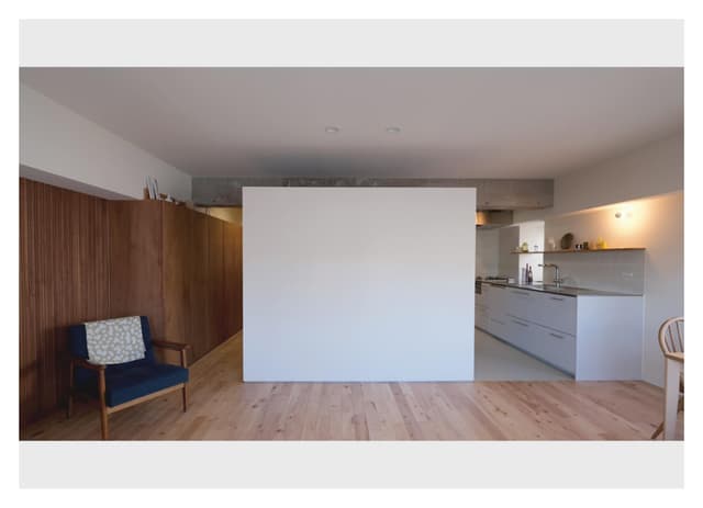 リビング/中央の白いボリュームに対して回遊動線を計画。左側は玄関からの来客動線兼クローゼットでノイズレスなデザイン。右側はキッチンなど生活の中心となる機能的な通路。寝室につながる。