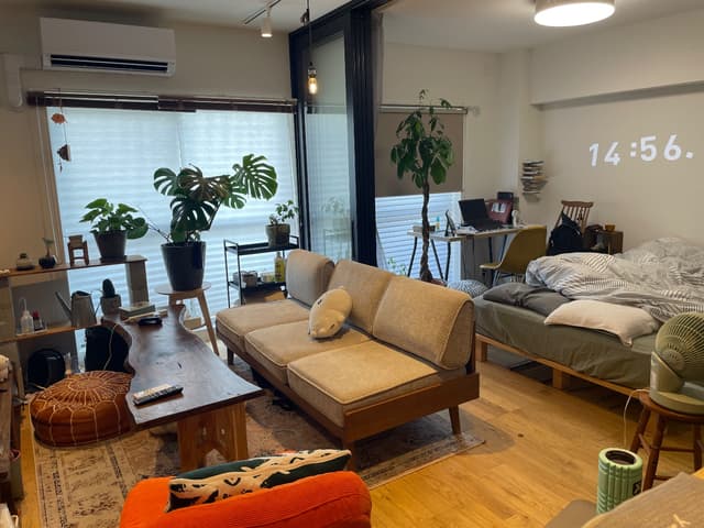 リビング隣の寝室はガラス戸で仕切ることができ、上部にはカーテンレールもあるため見えないようにすることもできます