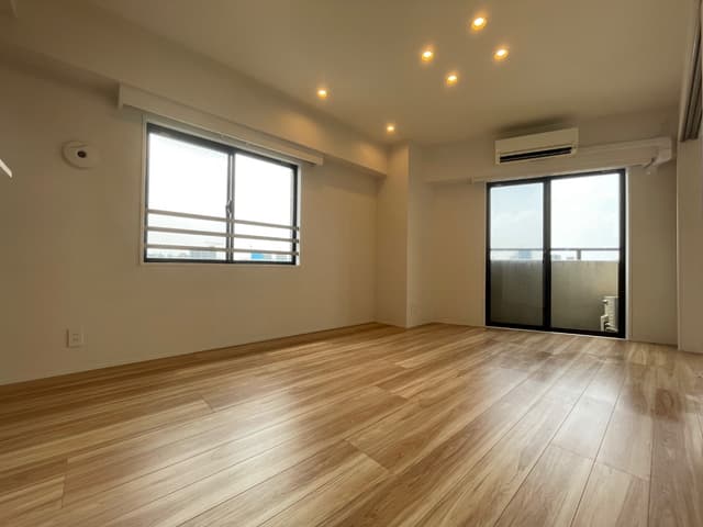 リビング。窓を開けると風が通って気持ちがいいです。