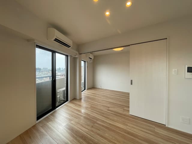 ベッドルームの仕切りはスライディングドア。