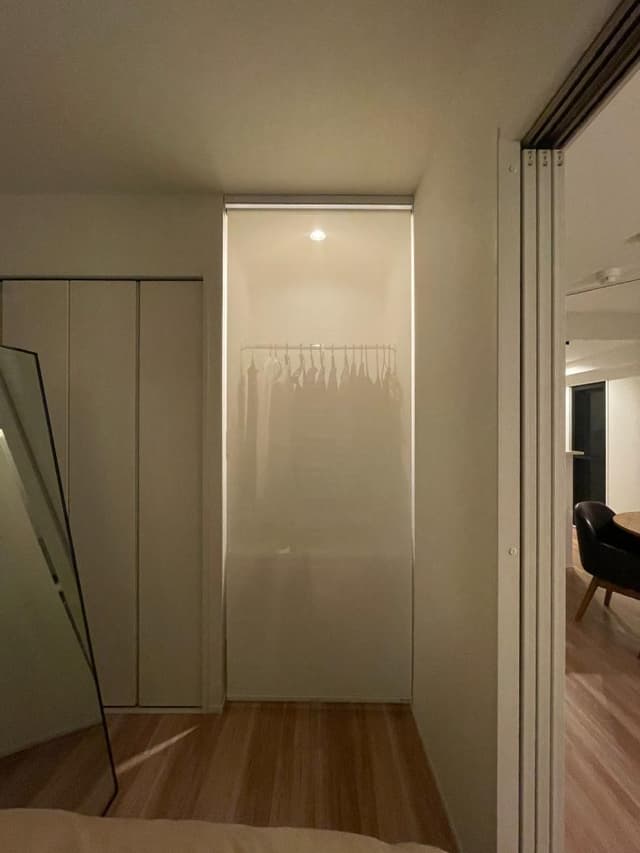 ベッドルームについている備え付けデスクは、ロールアップブラインドで天井から床まで目隠しをして、クローゼットとして拡張利用しています👔