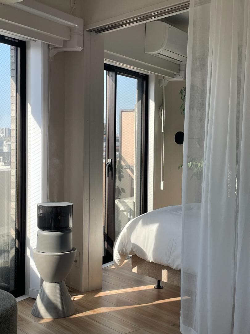 リビングとベッドルームの間の天井にカーテンレールを取り付けて、シフォンカーテンを床までの長さで設置。スライディングドアだと閉塞感がありますが、カーテンを設置することで解放感及び風通しを確保しています🍃🍃