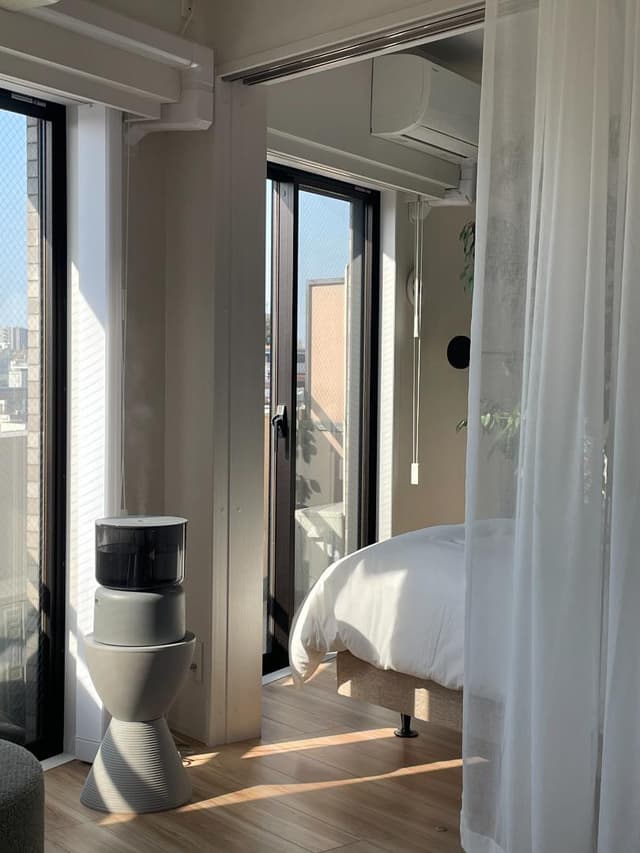 リビングとベッドルームの間の天井にカーテンレールを取り付けて、シフォンカーテンを床までの長さで設置。スライディングドアだと閉塞感がありますが、カーテンを設置することで解放感及び風通しを確保しています🍃🍃