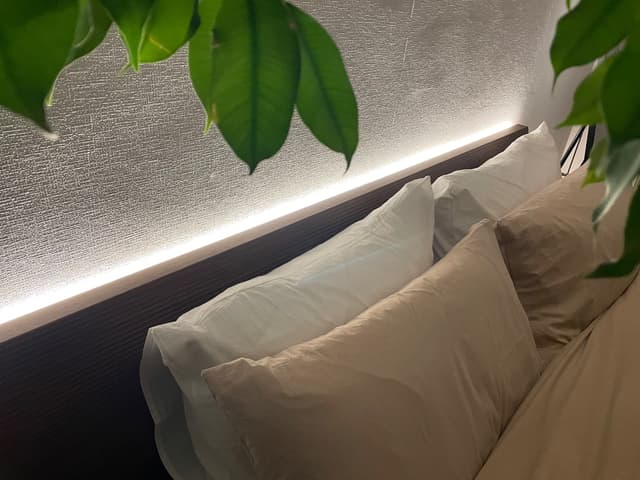 キングサイズのベッドを置いても余裕のあるベッドルームです。