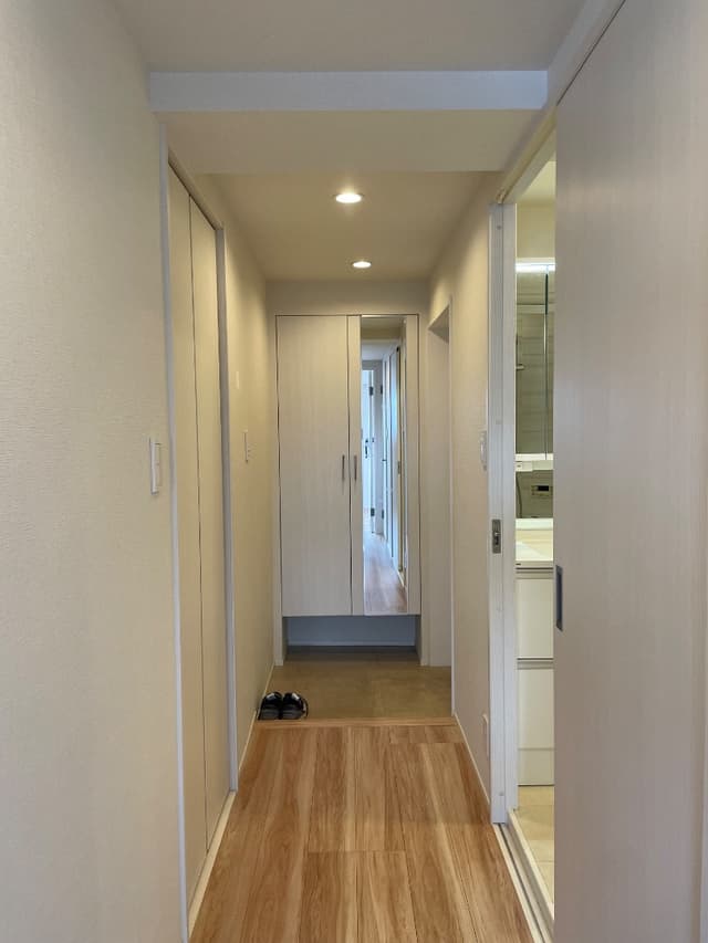 シュークローゼットには姿見がついているので外出前の身だしなみチェックに便利です。