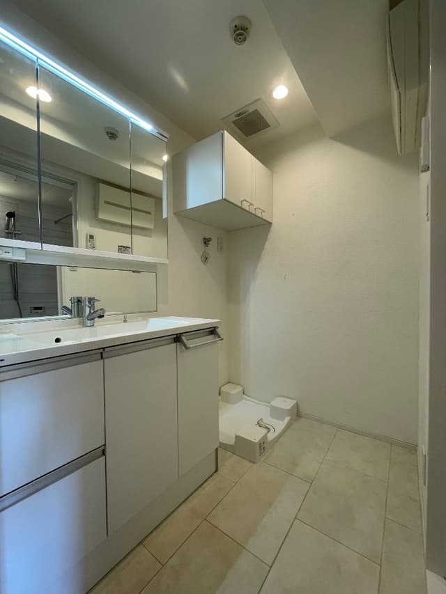 洗面台は三面鏡。広々しているので朝の支度も快適です。